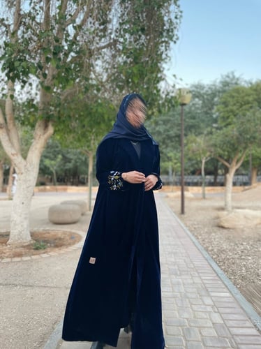 عباية مخمل كوري تطريز