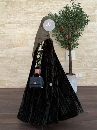 عباية مخمل مع تطريز يدوي