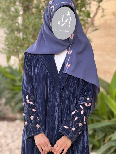 عباية مخمل مع تطريز يدوي