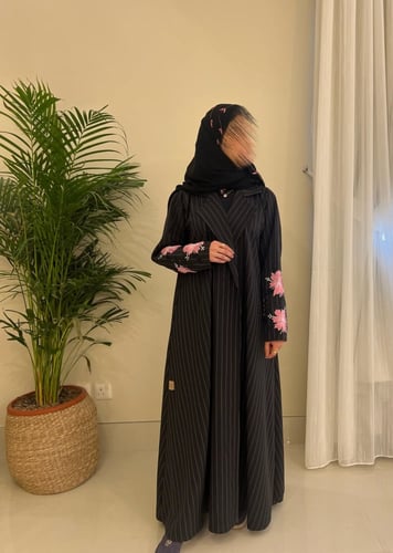 عباية كريب مقلم مع تطريز وشك