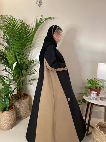 عباية كريب تيواني مع ازرار ذهبيه