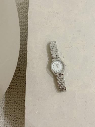 ساعة نسائية بتصميم سداسي