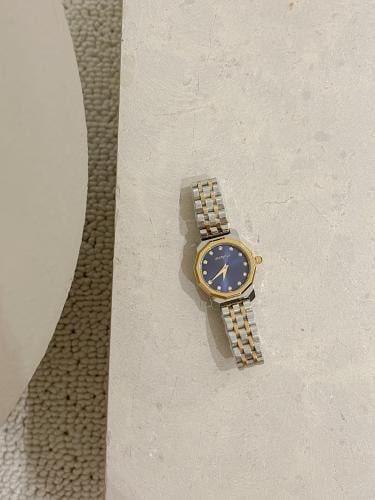 ساعة نسائية بتصميم سداسي