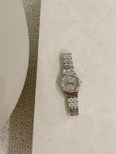 ساعة نسائية بتصميم سداسي