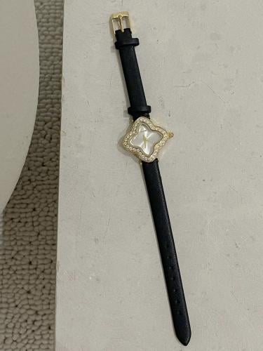 ساعة نسائية جلد