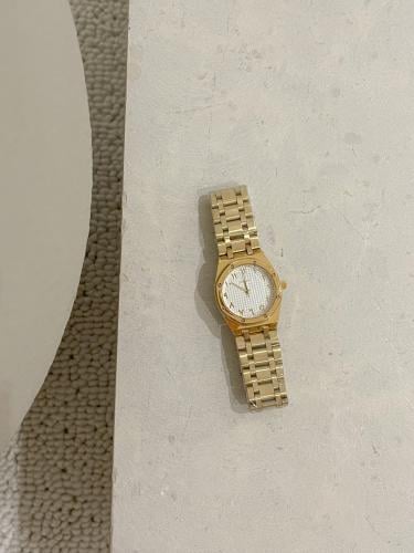 ساعة نسائية بتصميم سداسي