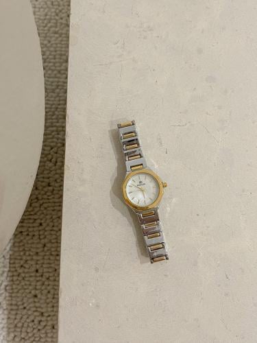 ساعة نسائية بتصميم سداسي