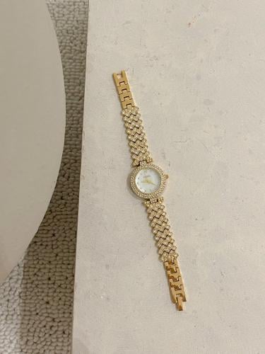 ساعة نسائية بفصوص