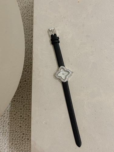 ساعة نسائية جلد