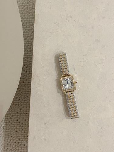 ساعة نسائية بتصميم كارتيير