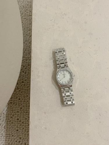 ساعة نسائية بتصميم سداسي