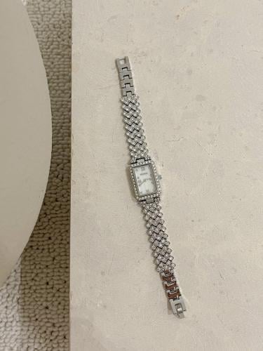 ساعة نسائية بفصوص