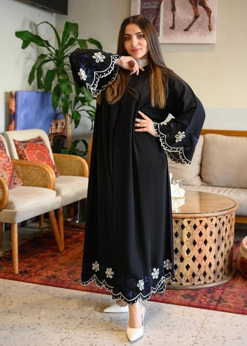 عباية توليب سوداء من قماش إنترنت الفاخر بتطريز زهو...