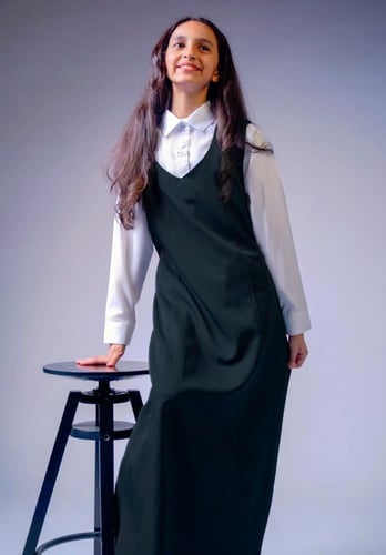 طقم مريول مدرسي زيتي مخطط للبنات برقبة دائرية وجيو...