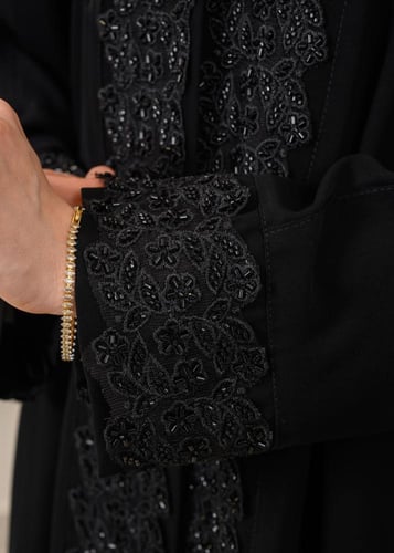 عباءة "كريب انترنت" سوداء بتطريز شك طولي فاخر مع ط...