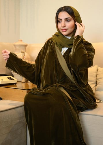 عباية مخمل بشت زيتوني مع طرحة