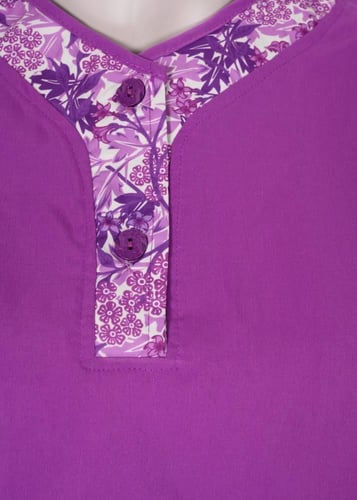 طقم يونيفروم مكون من قميص بأطراف مشجرة وبنطلون مشج...