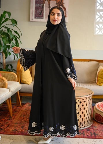 عباية توليب سوداء من قماش إنترنت الفاخر بتطريز زهو...