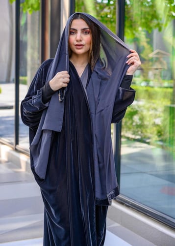 عبايه مخمل رمادي بشت شتوي مع طرحة