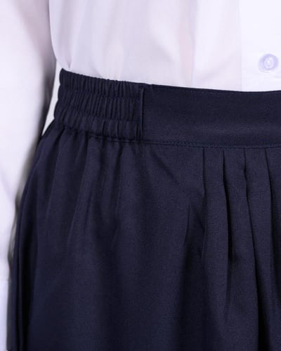 تنورة مدرسية كحلية بتصميم كسرات ناعمه