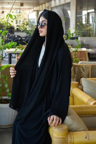 عبايه يومية كريب حرير باللون الأسود مع طرحه