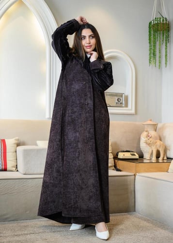 عباية بليزر مخمل بني غامق بأكمام مطوية