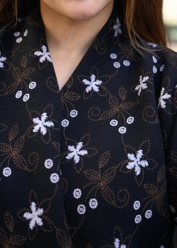 عباية ملكة الشتاء جوخ أسود بطباعة زهور بيضاء