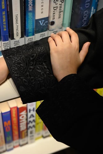 عباية كتان بناتي لف أسود بتطريز أسود على الأكمام