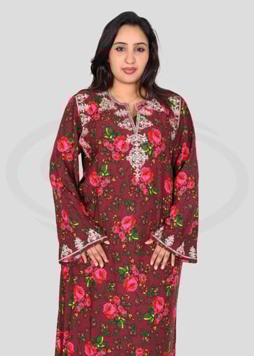 جلابية روز ناعمة بنقشة الزهور وتطريز صدر أنيق