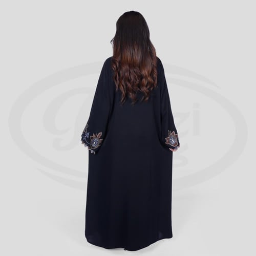عباية سوداء بتطريز على الأكمام مقفله بطقطق