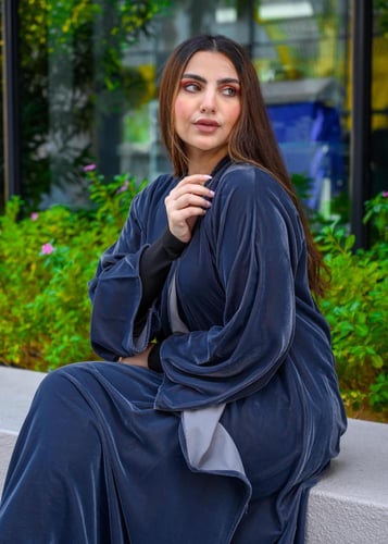 عبايه مخمل بلون الرمادي المزرق هادئ شتوي مع طرحة