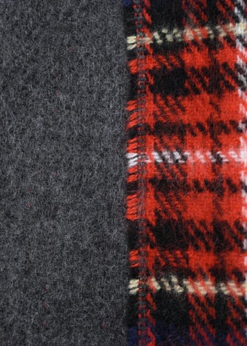 شال شتوي بنمط الكاروهات الأسكتلندي التقليدي