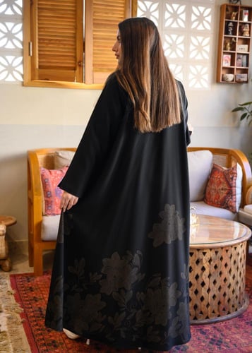 عباية جوري كتان سوداء بتطريز زهور سفلي وأكمام بفتح...