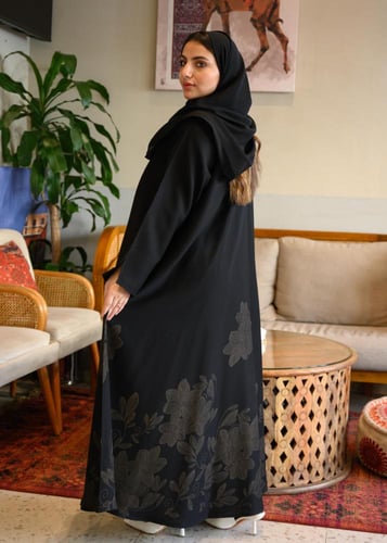 عباية جوري كتان سوداء بتطريز زهور سفلي وأكمام بفتح...