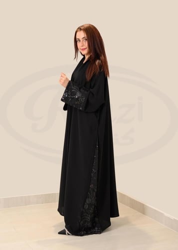 عباءة كريب إنترنت سوداء بتطريز جوميم جانبي فاخر مع...