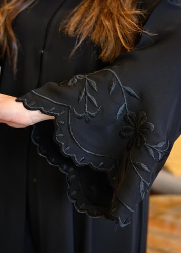 عباية سوداء أنترنت بحواف زهر أسود على الحواف مع طر...