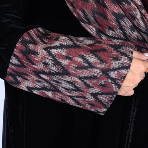 عباية لف مخمل شتوي مع شال كشميري على الصدر و الأكم...