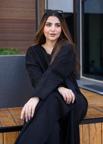 عباية شمواه أسود بتطريز خرز يدوي على الكم أسود