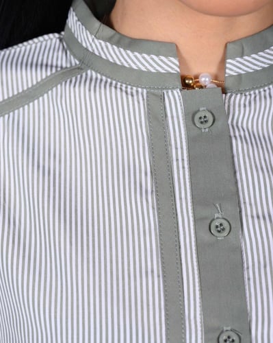 زي عاملة مقلم بأكمام متوسطه