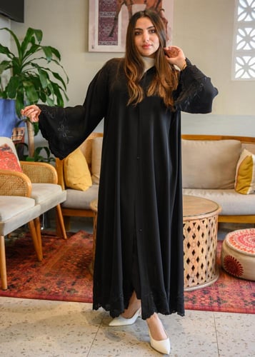 عباية سوداء أنترنت بحواف زهر أسود على الحواف مع طر...