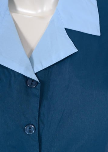 زي عاملات بياقة مطوية وتصميم كسرات أمامية