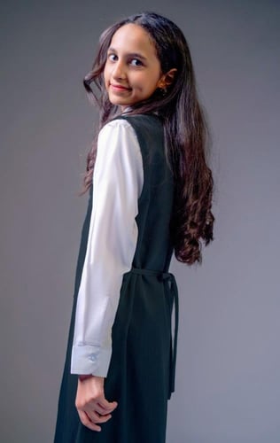 مريول مدرسي زيتي مخطط مع قميص أبيض