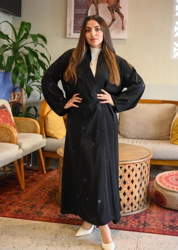 عباية نواعم سوداء بقماش إنترنت وتطريز أزهار بارزة...