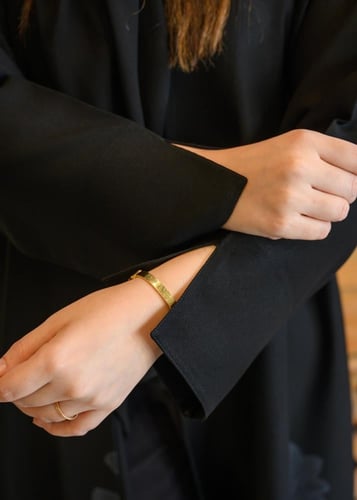 عباية كتان ملكي بنقوش الزهور الهندسية مع طرحه