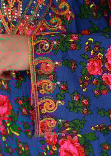 جلابية روز التراثية بنقشة الشال وتطريز صدر ملكي