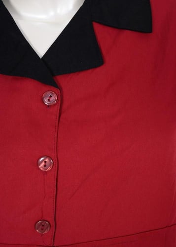 زي عاملات بياقة مطوية وتصميم كسرات أمامية