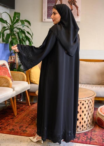 عباية سوداء أنترنت بحواف زهر أسود على الحواف مع طر...