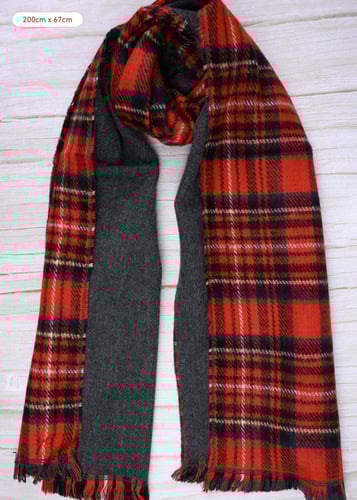 شال شتوي بنمط الكاروهات الأسكتلندي التقليدي