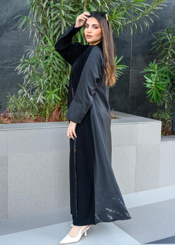 عباية سوداء مع كريپ مغسول رمادية مطبوعة