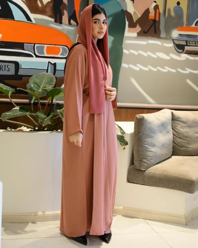 عبايه كريب يومية ملونه باللون اللحمي مع طرحه